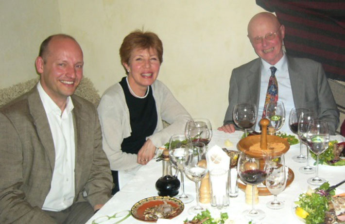 Alexander Scheitza mit Prof. Geert Hofstede und
                        Maria Jicheva